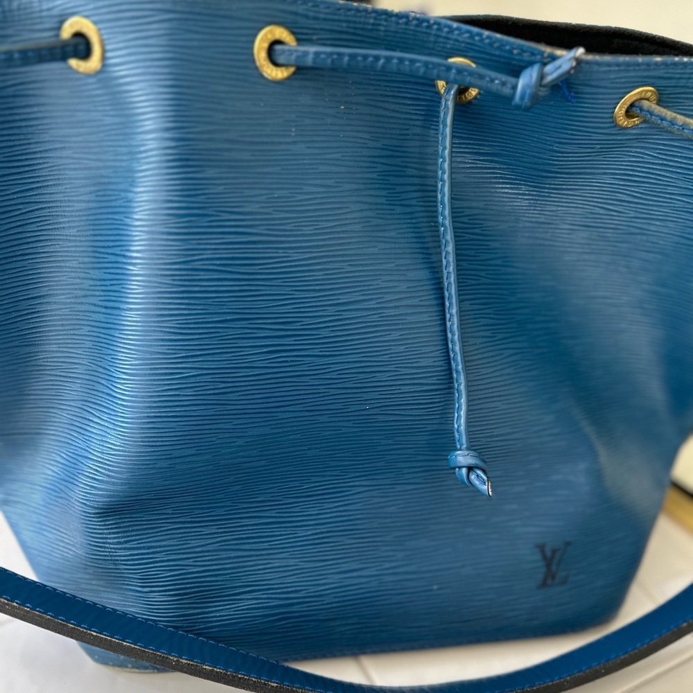 Pre-Owned Louis Vuitton Noe Epi Blue. MM plus dust bag.